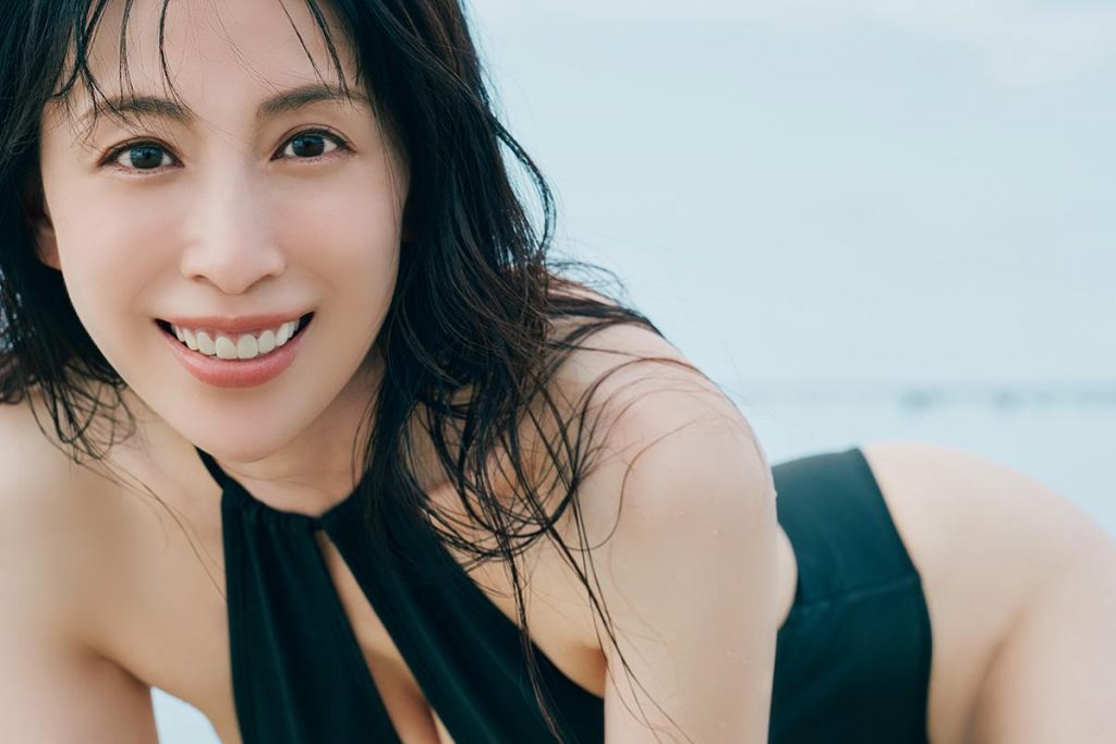 《28年ぶりの水着解禁》「帰ってきたグラビアクイーン」雛形あきこ、“雛ポーズ”で魅せるセクシー爆発の集大成
