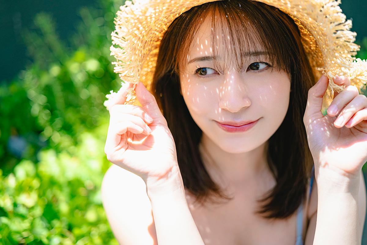 《現役アイドル撮》元AKB48“ゆかるん”佐々木優佳里がハツラツビキニで登場、白い肌と一途な眼差しが描く“水色エモーション”
